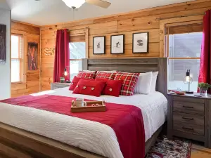 Mars Hill Cabin Retreat Mountain Views, Hot Tub, and Adventure Awaits