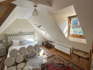 Charming En-Suite Bedroom with Patio in St Aubin