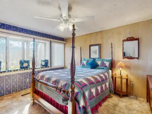 Two bedroom condo on golf course w/level entry + private balcony