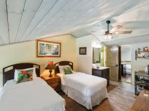 Renovated oceanfront getaway w/ great views, shared pool, & tropical vibes
