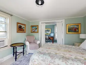 Beautiful River-View Retreat | Home Office | Walk 5 MInutes to Main Street
