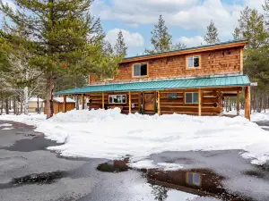 3 bed 2 bath Cabin, Pet Friendly, Hot Tub, Sunriver Home