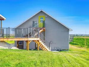 Colorful Sugar City Apartment ~ 4 Mi to BYU!