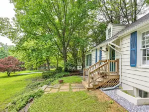 Near Shops & Parks: Dog-friendly Maryland Gem