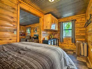 เคบิน Wright City พร้อมเตาไฟและวิวป่า!