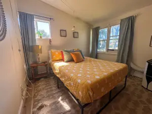 Large Backyard with Hot Tub and Close to Beach - Retro Charming Getaway
