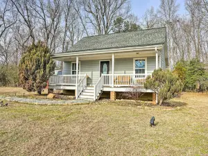 Sweet Vacation Cottage w/ Deck & Grill!