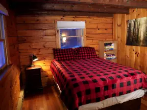 Haverhill Hideout: Secluded Log Cabin with Hot Tub for Family Relaxation