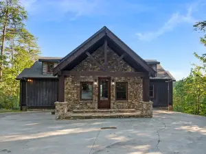 Gorgeous Cabin with Hot Tub and Mountain View - Exquisite Retreat
