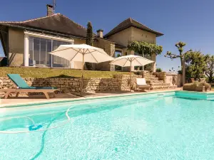 Cozy Villa in Saint-Bonnet-la-rivière with Swimming Pool