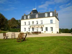 Heritage Castle in Asnières with Garden