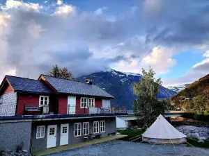 Eidfjord Riverside Apartments & Glamping