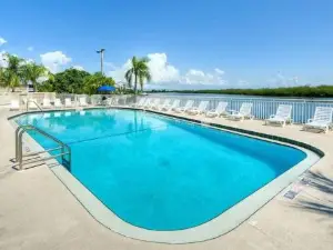 Sea Spray, Studio 114, Beach Steps Away! Pool+WiFi
