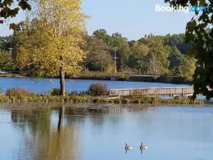 Large 1 Br Cottage, King Bed on the Lake