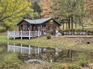 Romantic Eureka Springs Cabin w/ Fireplace!