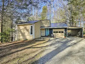 Peaceful Jamestown Retreat w/ Sauna!