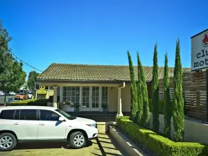 The Club Motel and Apartments