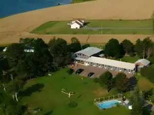 The Pines Motel and Cottages