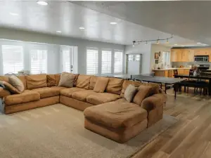 Cozy Full Basement Getaway in Mountain Green