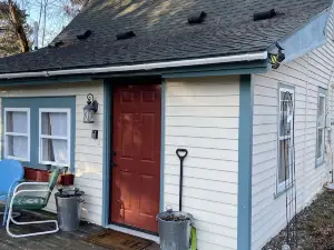 Cozy 3 Bedroom Cottage 2 Blocks From Lake, Firepit, Boat and Snowmobile Parking