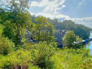 Waterfront Lake House with Boatslip at Pickwick