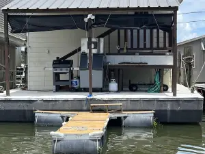 Houseboat in Venice Marina.  PARKING LOT ACCES.  DRIVE. RIGHT UP TO HOUSEBOAT
