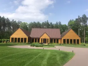 Location, Location, Location! Private Dock & Firepit, Walk 2 Town, Dog Friendly