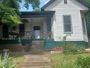 Historic Cozy Cottage 5 to 10 Mins. from, Fishing, Golfing, Waterpark, Hunting