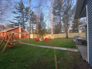 Liberty Cabin, 3 blocks from Lake Superior, near Pictured Rocks and trail access