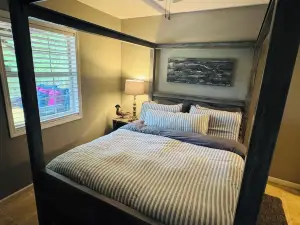 Lakefront Remote Cabin in Ozark Mountains with Hot Tub Amazing Views & Sunsets