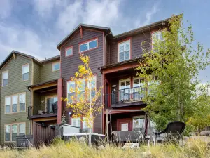 Charming Mountain Oasis with Private Hot Tub - Spacious Comfort Retreat