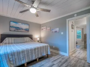 Spectacular Lagoon Views and Cozy Sun Room - Charming Cottage Escape