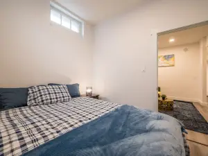 Spacious Newly Renovated 1 Bedroom Suite
