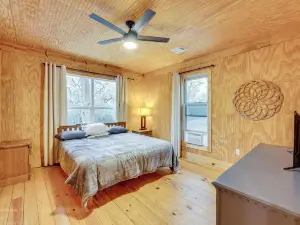 Private Deck & Forest Setting: Waelder Cabin!