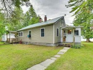 Lakefront Michigan Abode w/ Deck & Fire Pit!