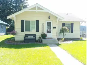 Clean and cozy 3 bdrm one bath home in the heart of Rupert.