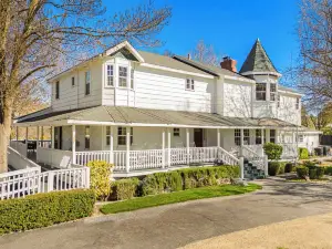 Victorian Manor In Paso Robles Wine Country + Pool, Hot Tub, Firepit, Tennis Court Sleeps 28