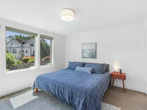 Golden Gardens Getaway-Walk to Beach & Waterfront