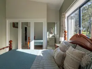 Honeybreeze - Scenic riverfront country farm