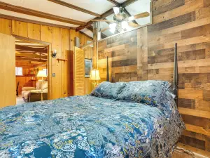 Peaceful Warne Cabin Fenced Yard and Screened Porch