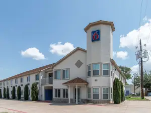 Motel 6 Hutchins, TX