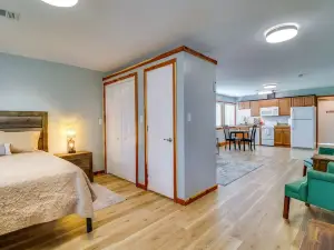 Cozy Mountain Home Studio 8 Mi to Bull Shoals Lake