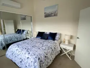 Heated Pool, Lake & Beach, Luxury 5 B/R House