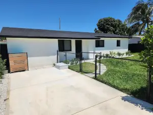 Heated Pool House 3 bedrooms, BBQ Grill, 4 min Beach & Delray,Basketball