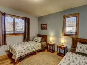 Private - 7 bed 3 bath Lake Cabin +Hot Tub +Dock +2 Pedal Boats +2 canoes +Sauna
