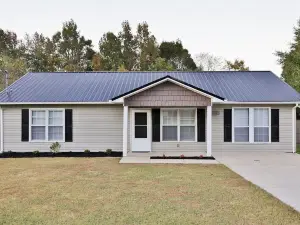2 King Bed Master Suites and 1/2 Mile from Chief  Ladiga Trails and Elwell Park
