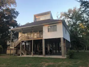 Enjoy a stay at this quaint 3 bedroom 2 bath home near downtown Mandeville.