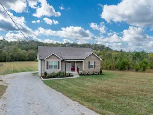 Charming Cottage located 15 minutes from Columbia, TN