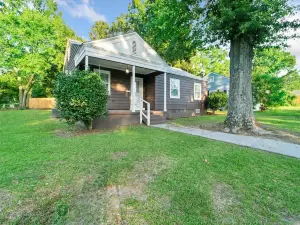 Hub City Cottage Mins from Fun!