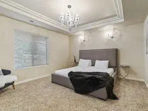 KING BED, new comfortable 4 bedroom home in Vancouver